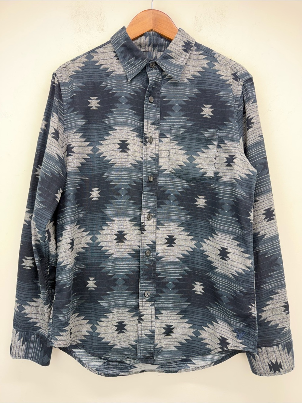 American Eagle size Medium Men’s Blue Gray Aztec Long Sleeve Button Up Shirt
